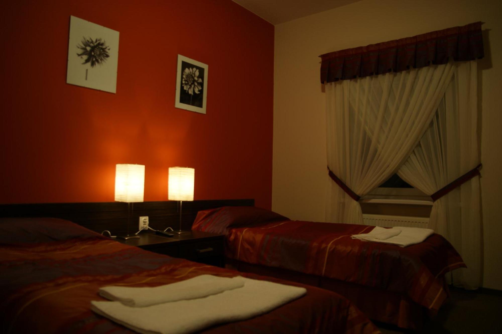 Hotel Chrobry Leczyca Bagian luar foto